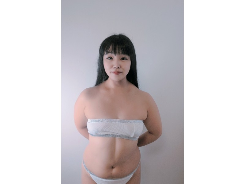 桐谷美羽の「チューブトップブラ+パンツセット」