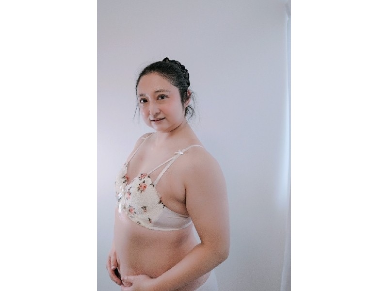 曖原ゆめ「花柄ブラ+パンツセット」