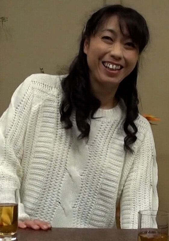 田舎で一人暮らしの未亡人美熟女が悶々とした思いを解消する為、AVに出演してみようと応募！一見真面目な清楚系おばさんの初撮り種付けSEX！
