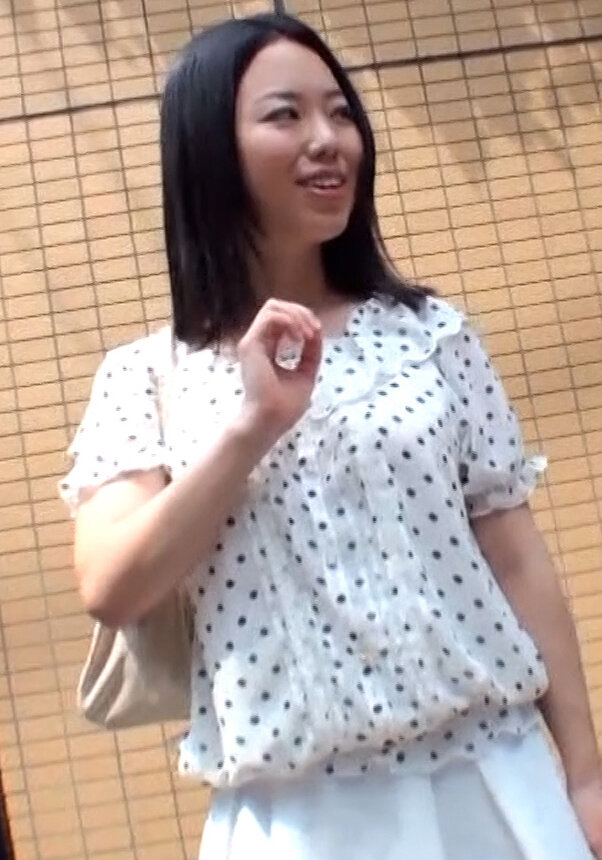 帰宅途中の清楚系若妻さんを商品開発のモニターとナンパ！AV鑑賞と大人のおもちゃで火照ったカラダに他人棒で激ピスの乱交SEX！