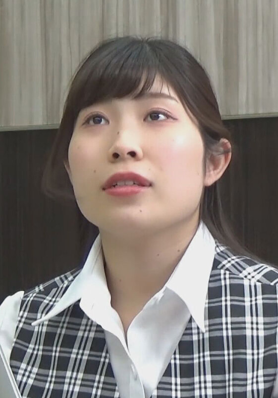 受付嬢を狙う男の凶行！カウンターの下から愛撫され感じ始める受付嬢の喘ぎ声！