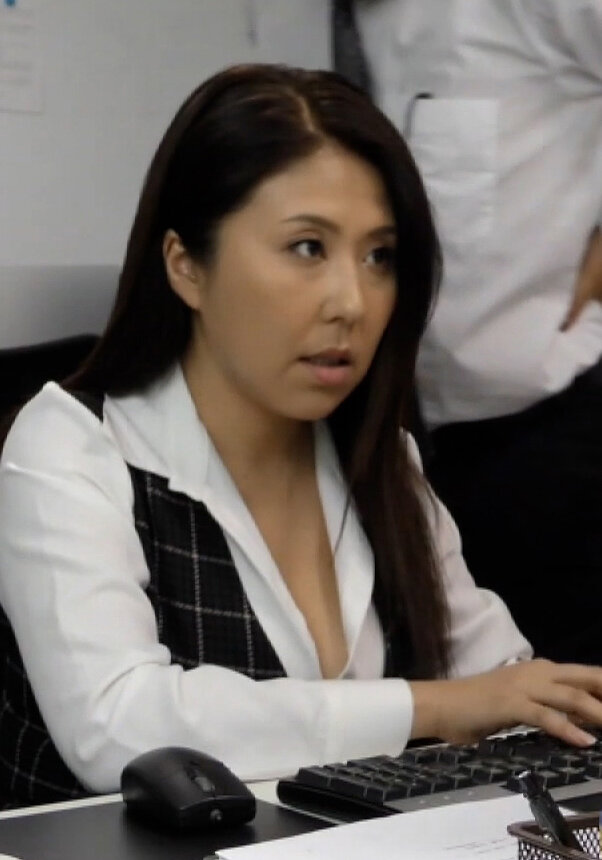 社長とふたりきりの残業！甘い言葉にその気になる熟れたカラダの熟女の濃厚セックス！